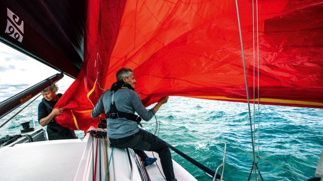 Yachting World – Pip Hare – J/99 – Assymetric spinnaker drop